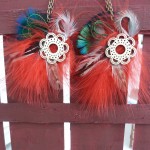 boucles d'oreilles à plumes rouge et breloque bois