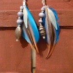 Boucles d'oreilles à plumes bleues et ses perles