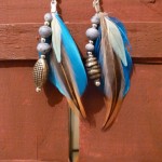 Boucles d'oreilles à plumes bleues et ses perles