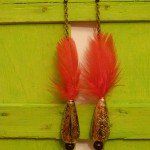 boucles d'oreilles à plumes rouges et perles