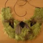 collier plat à plumes 