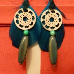 boucles d'oreilles à plumes bleues et ses perles
