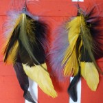 boucles d'oreilles à plumes jaunes et noires
