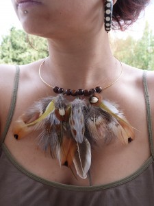 collier plume naturel porté