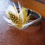 bracelet jaune et blanc à plumes