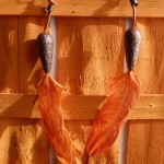 boucles d'oreilles à plumes oranges et perles 