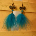 boucles d'oreilles à plumes turquoise et petit noeud