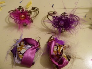 ensemble bracelet et boucles d'oreilles à plumes