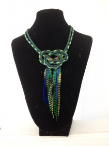 Collier ethnique tresse et plumes mamzaile nantes