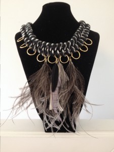 collier ethnique et plumes tressage mamzaile nantes