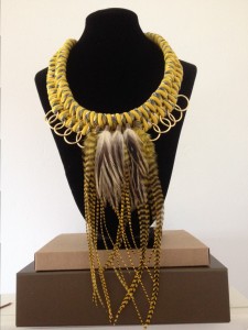 collier ethnique et plumes tressage mamzaile nantes