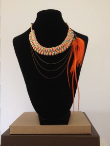 collier ethnique et plumes tressage mamzaile nantes