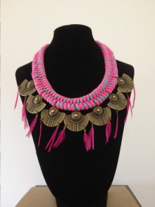 collier ethnique et plumes tressage mamzaile nantes