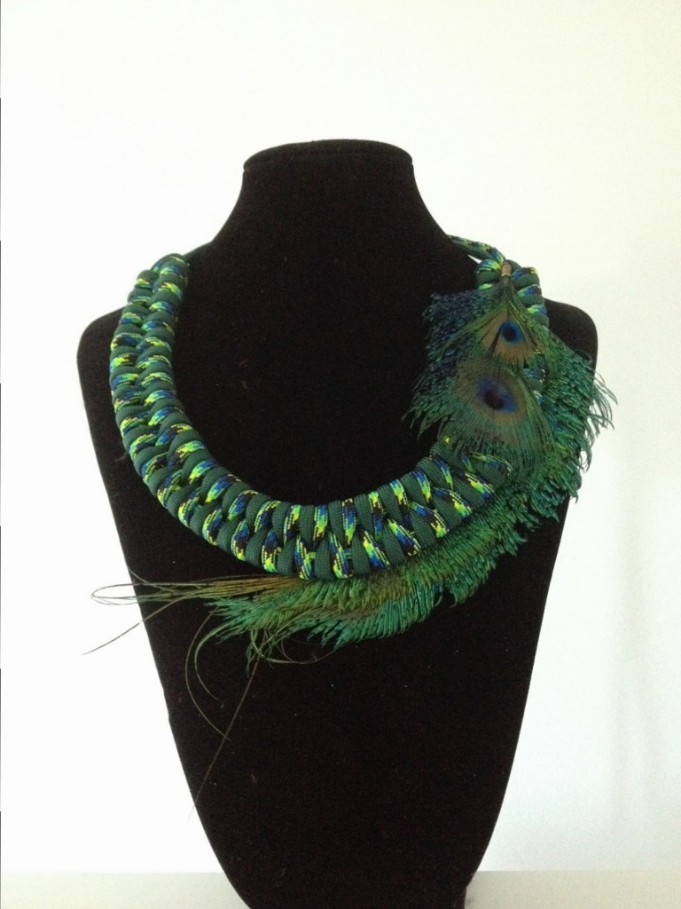 Collier ethnique avec plumes paon mamzaile nantes 