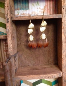Petites boucles d'oreilles à plumes ethnique tribal mamzaile mzl nantes 