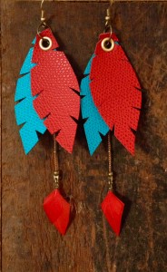 Boucles d'oreilles plumes et cuir . Ethnique mamzaile nantes 