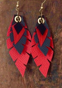 Boucles d'oreilles plumes et cuir . Ethnique mamzaile nantes