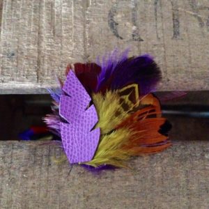 Broche plumes et cuirs mamzaile nantes