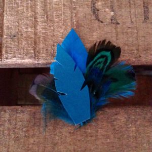 Broche plumes et cuirs mamzaile nantes