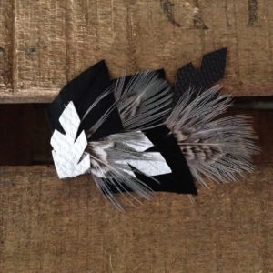 Broche plumes et cuirs mamzaile nantes