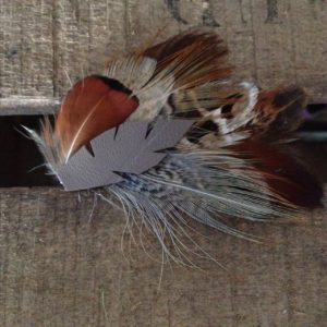 Broche plumes et cuirs mamzaile nantes