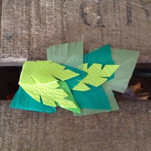 Broche plumes et cuirs mamzaile nantes