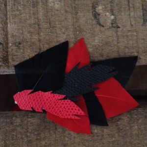 Broche plumes et cuirs mamzaile nantes