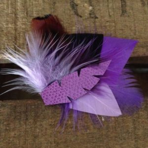 Broche plumes et cuirs mamzaile nantes