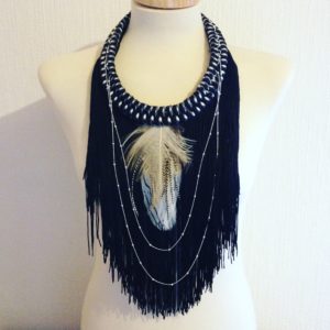 collier-necklace-ethnique-ethnic-plumes-feathers-afro-afropunk-black-and-white-nantes-accessoires-bijoux-orixa