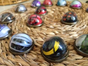 pins-plumes-orixa-globe-nantes-bijoux-couleur-original-cadeau