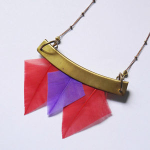 collier talisman orixa plumes rouge et violet