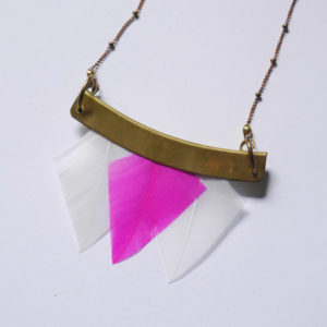 collier talisman orixa plumes rose et blanc