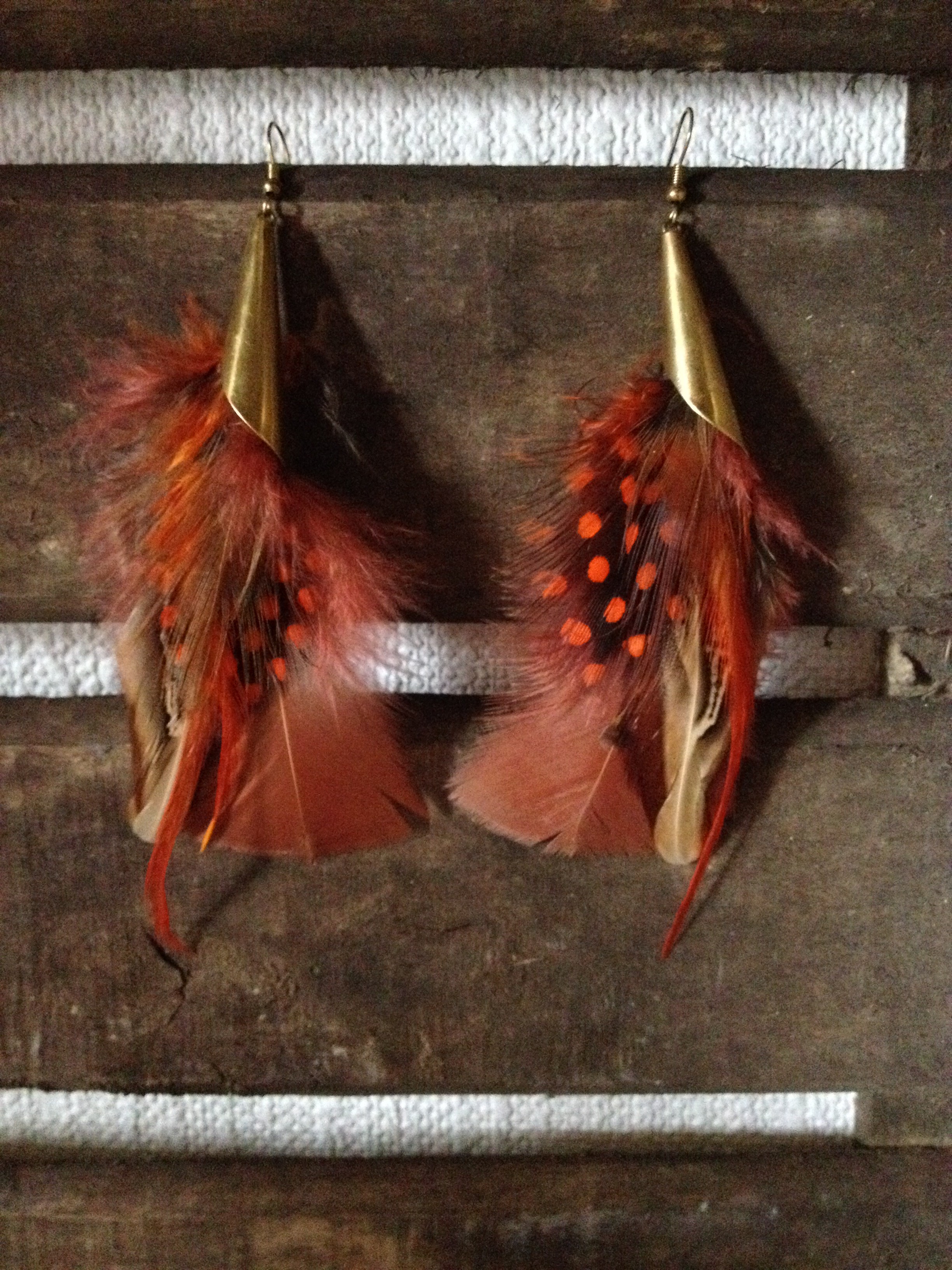 Petites paires de boucles d’oreilles à plumes style ethnique