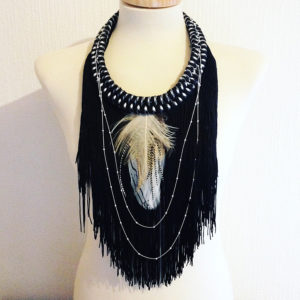 Orixa bijoux - Collier Eleda - Collier afropunk vintage, collier plumes blanches pour défilé gypsy vintage fashion mode