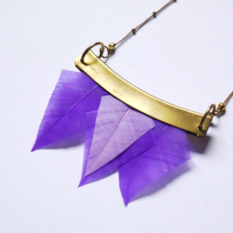 Collier talisman plumes orixa violet