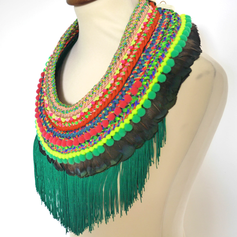 Collier plastron corde, bois et fil multicolore