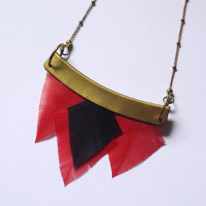 collier talisman orixa plumes rouge et noir
